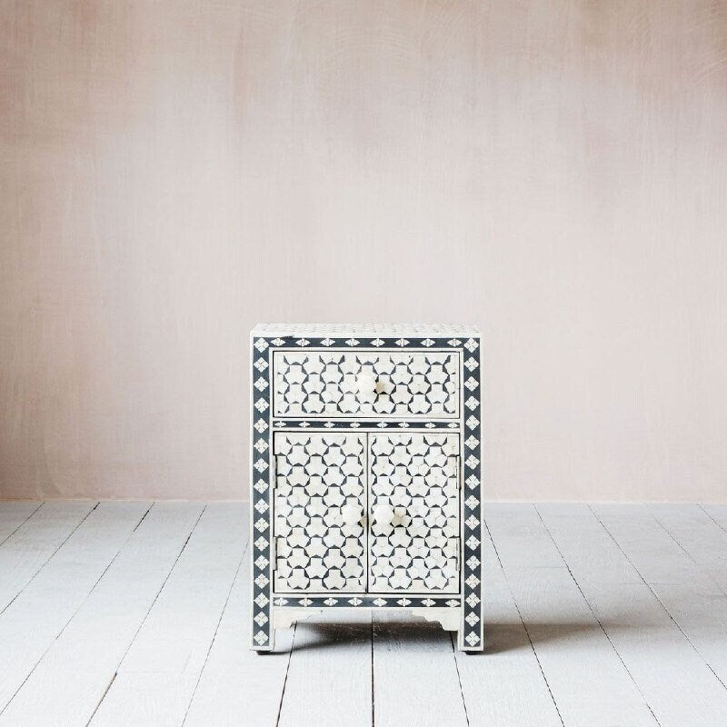 Bone Inlay Chevet Targua Design, 2 Portes 1 Tiroir, Targua Designe, Table d’extrémité, Table de nuit Bone Inlay, Table latérale Inlay
