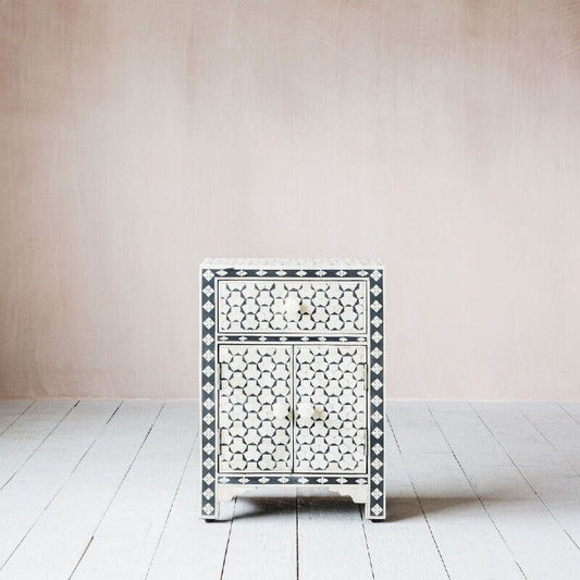 Bone Inlay Chevet Targua Design, 2 Portes 1 Tiroir, Targua Designe, Table d’extrémité, Table de nuit Bone Inlay, Table latérale Inlay