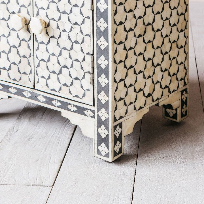 Bone Inlay Chevet Targua Design, 2 Portes 1 Tiroir, Targua Designe, Table d’extrémité, Table de nuit Bone Inlay, Table latérale Inlay