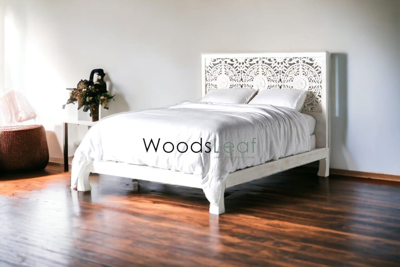 Meubles Lit plateforme en bois massif rustique lavé à la chaux avec tête de lit de style floral | Cadre de lit plateforme en bois sculpté indien