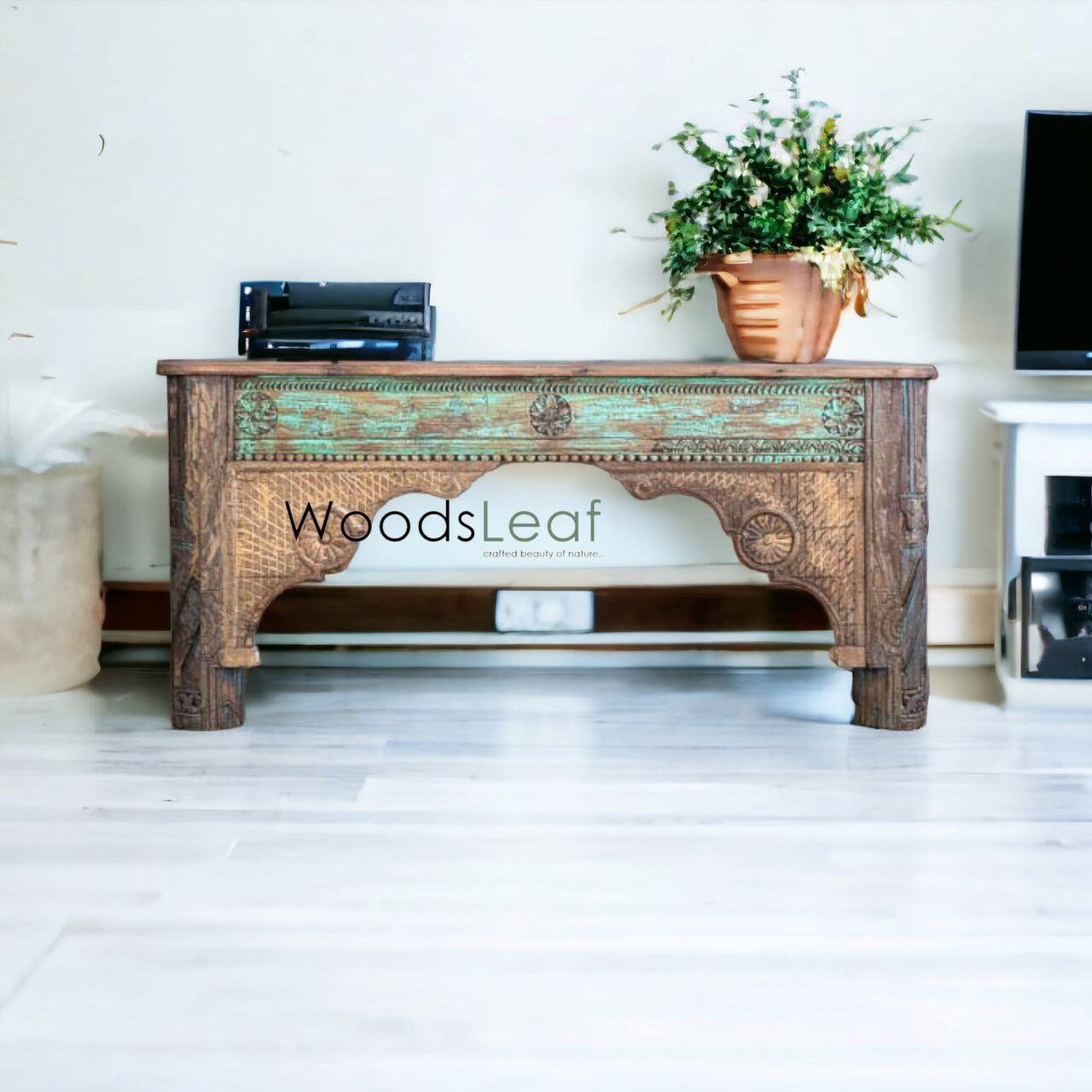 Console rustique magnifiquement fabriquée à la main à partir de bois récupéré avec une table de console d'inspiration vintage sculptée à la main en détresse