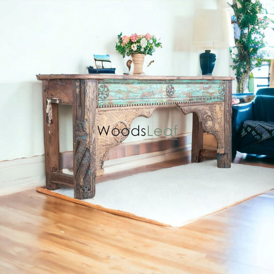 Console rustique magnifiquement fabriquée à la main à partir de bois récupéré avec une table de console d'inspiration vintage sculptée à la main en détresse