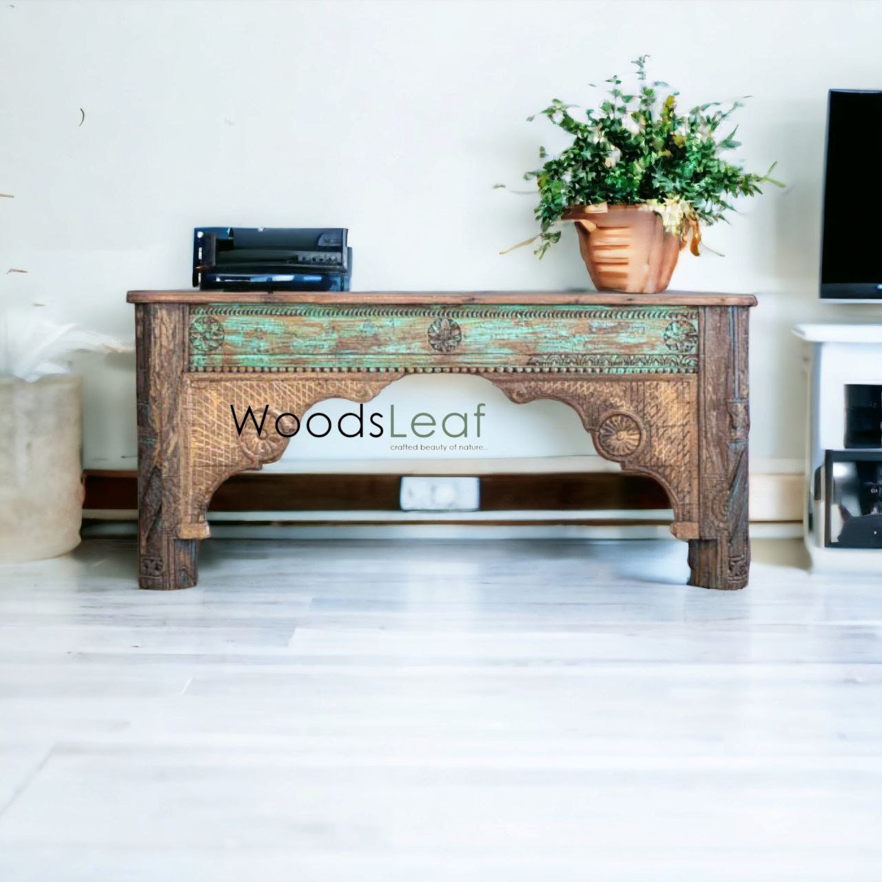 Console rustique magnifiquement fabriquée à la main à partir de bois récupéré avec une table de console d'inspiration vintage sculptée à la main en détresse