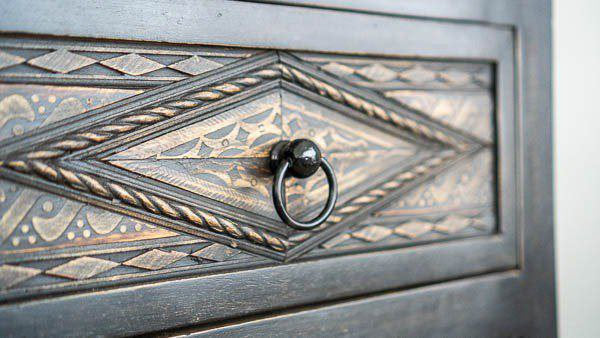 Commode à tiroirs en bois massif Talon sculptée à la main dans une finition en détresse