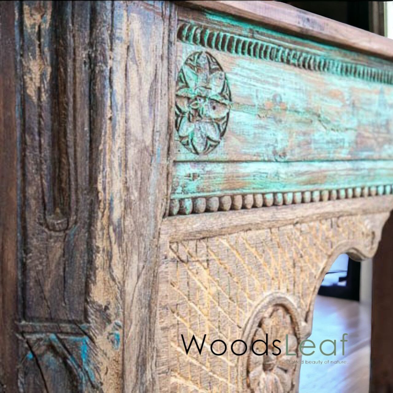 Console rustique magnifiquement fabriquée à la main à partir de bois récupéré avec une table de console d'inspiration vintage sculptée à la main en détresse