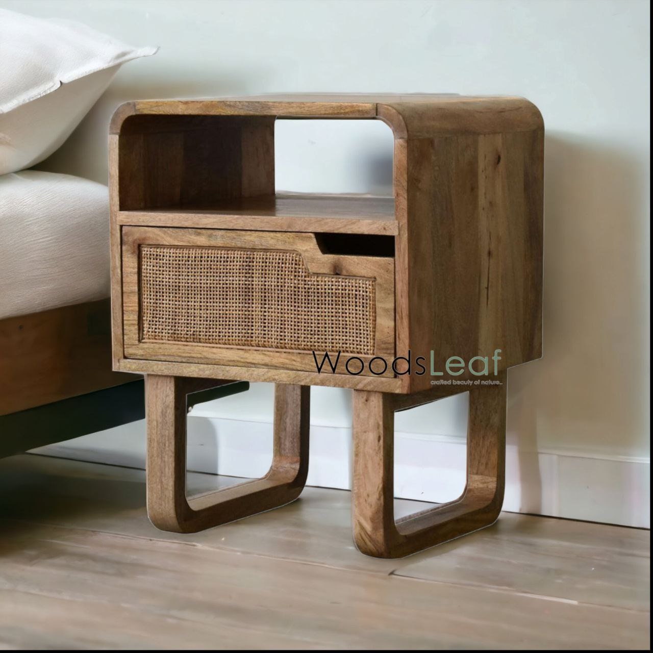 Handgefertigter Nachttisch/Nachttisch/Holzschublade aus natürlichem Rohrgeflecht, Heimdekoration, Mangoholz, natürliches Finish, indische Möbel
