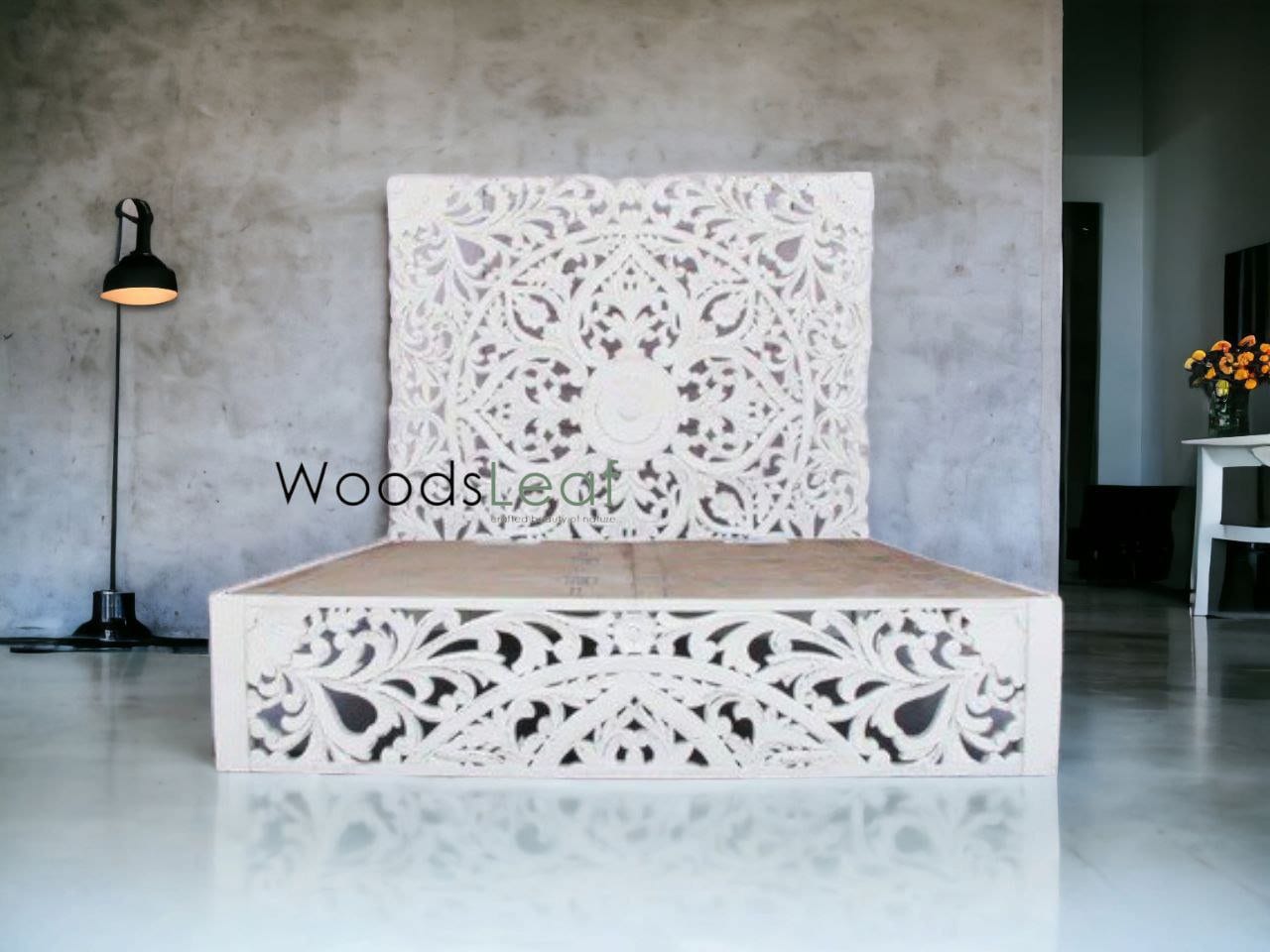 Indische Schnitzerei aus Holz mit Plattform-Bettgestell, weiß gewaschenes, rustikales Massivholz-Plattformbett mit Blumen-Kopfteil