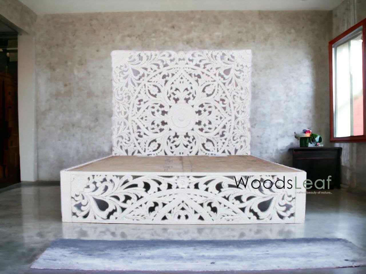 Indische Schnitzerei aus Holz mit Plattform-Bettgestell, weiß gewaschenes, rustikales Massivholz-Plattformbett mit Blumen-Kopfteil