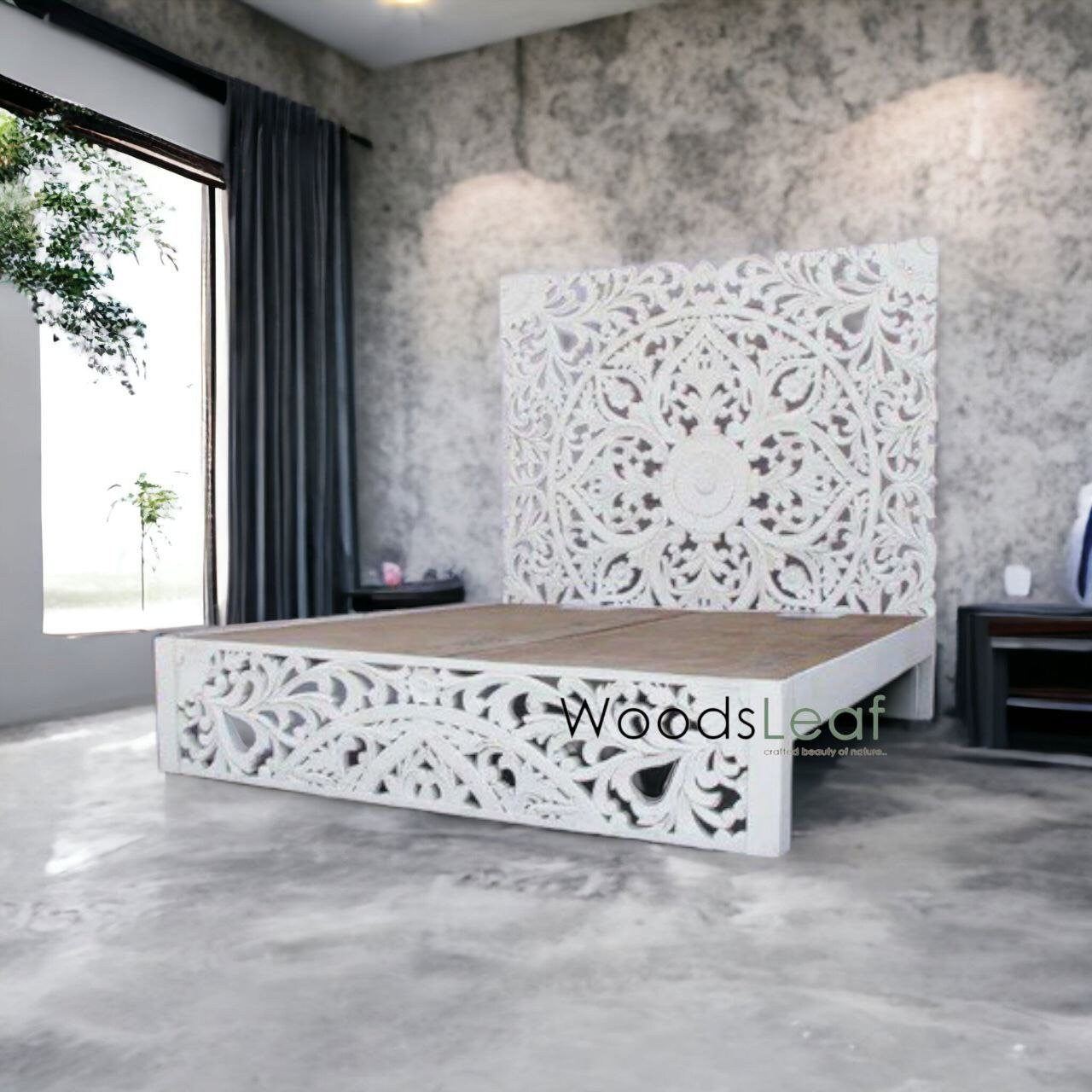 Indische Schnitzerei aus Holz mit Plattform-Bettgestell, weiß gewaschenes, rustikales Massivholz-Plattformbett mit Blumen-Kopfteil