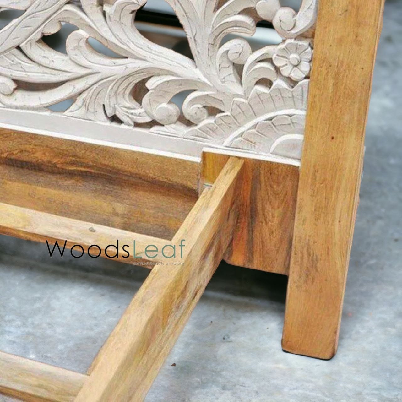 Meubles Lit plateforme en bois massif rustique lavé à la chaux avec tête de lit de style floral | Lit plateforme en bois sculpté indien, cadre finition naturelle