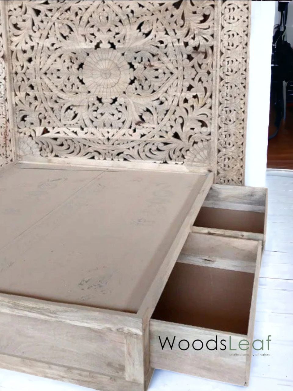 Möbel weiß getünchtes rustikales Massivholz-Plattformbett mit Blumen-Kopfteil | Indisches geschnitztes hölzernes Plattform-Bettgestell mit großer Schublade