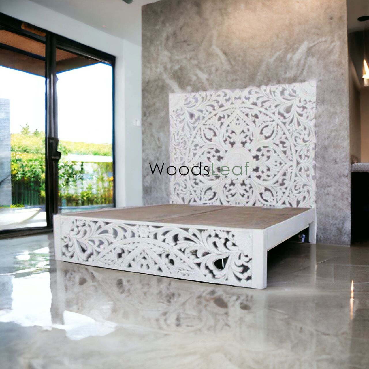 Indische Schnitzerei aus Holz mit Plattform-Bettgestell, weiß gewaschenes, rustikales Massivholz-Plattformbett mit Blumen-Kopfteil
