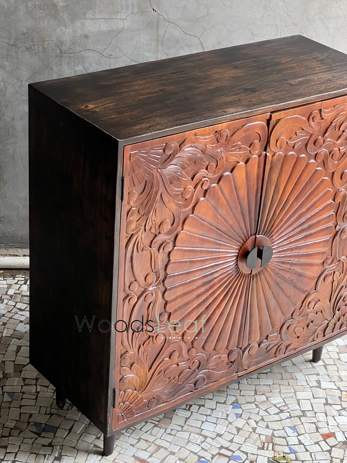 Handgeschnitztes Sideboard, Schrankaufbewahrungseinheiten, indisches Massivholz, Walnuss-Finish, Wohnzimmer-Schlafzimmermöbel, handgeschnitztes Sideboard